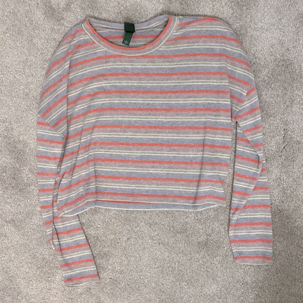 EUC Wild Fable cropped sweater. Size Small.